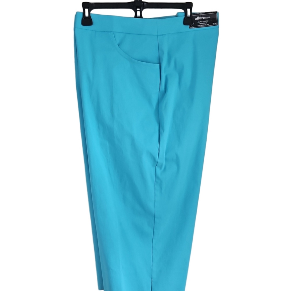 NWT...Alfred Dunner Capris.               20W